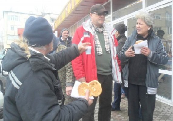 Moinescu a împărţit mucenici sfinţiţi